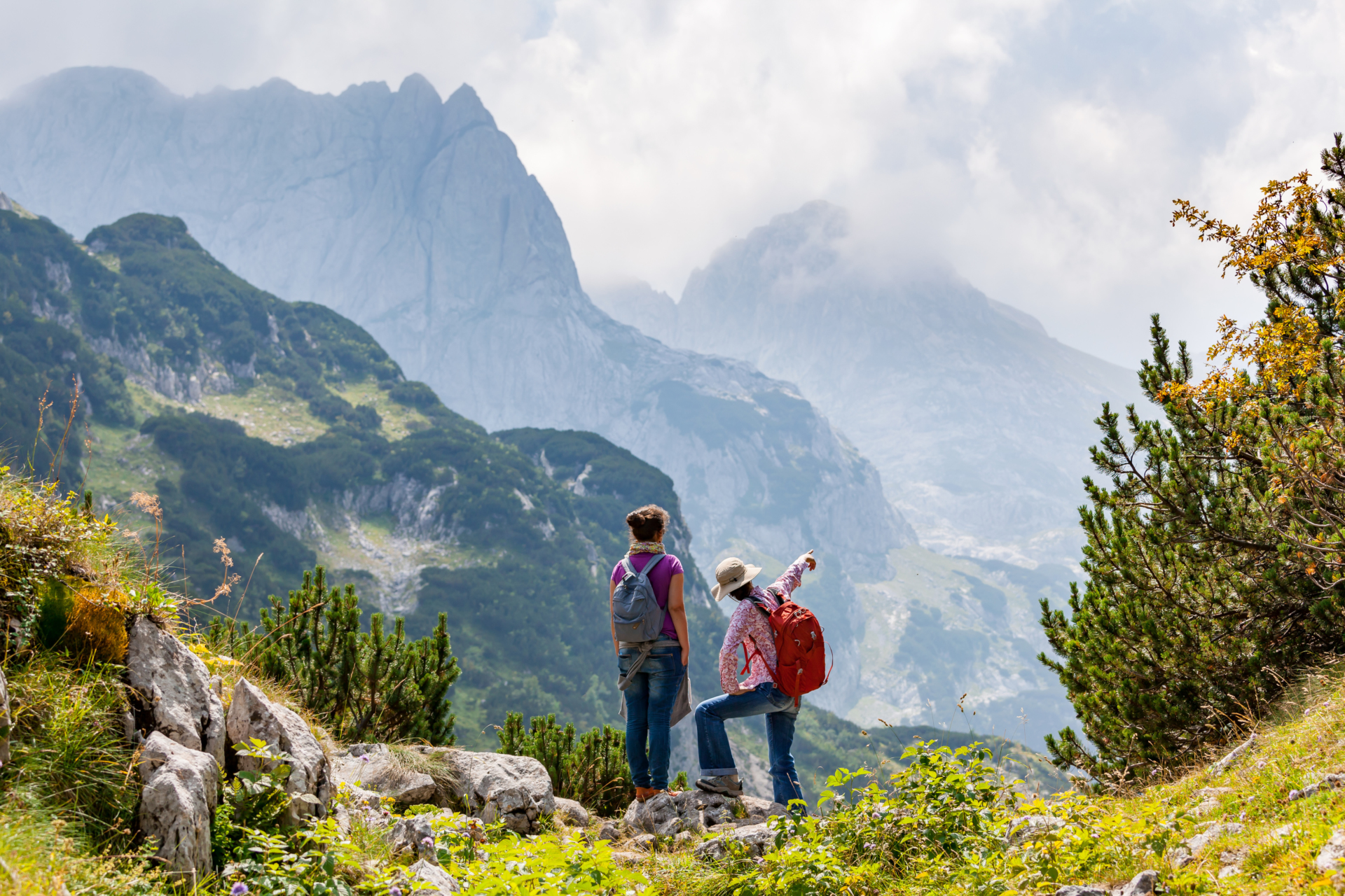 personnes randonnant au monténégro